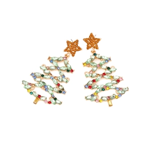 Orecchini a albero di Natale con strass colorati su una base in metallo dorato