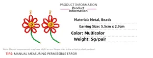 Dettaglio orecchini a fiore fatti a mano con perline e dimensioni 5,5cm x 2,9cm