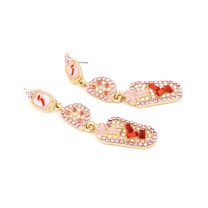 Künstlerische goldene Ohrhänger mit rosa und roten Strasssteinen und Perlen auf Weiß