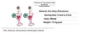 Vue détaillée des boucles d'oreilles cocktail avec strass colorés et dimensions