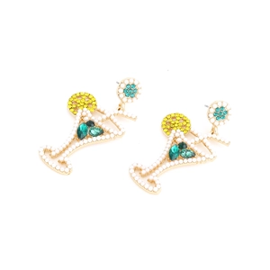 Boucles d'oreilles cocktail créatives avec perles et strass verts en finition dorée
