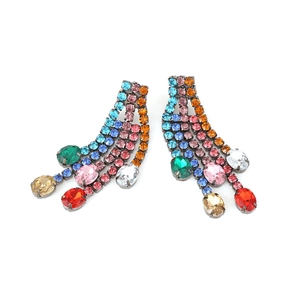 Vintage geometrische bunte Strass-Quasten-Ohrringe mit Gunmetal-Basis auf weißem Hintergrund