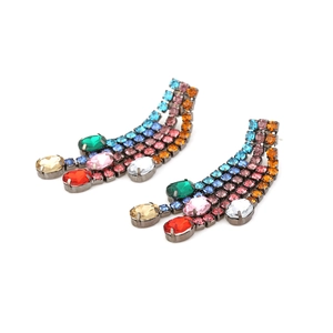 Detailansicht bunter Strass-Ohrringe mit Quasten und Kristallanhängern