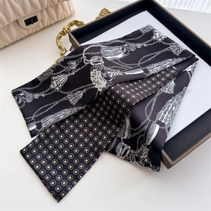 Elegante sciarpa stretta in seta nera con nappe e pois per lo styling femminile