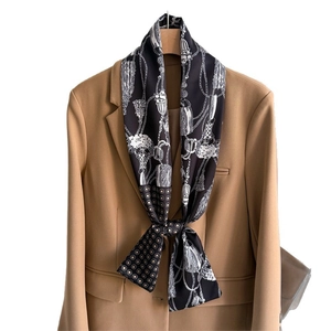 Sciarpa di seta con stampa a catena su blazer beige, foulard elegante da donna