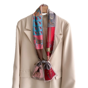 Seidiger schmaler Reitsport-Schal mit Pferdeprint an einem beigefarbenen Blazer