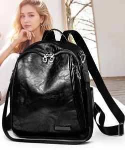 Detalle de mochila de cuero negro brillante con cremalleras metálicas y bolsillos laterales