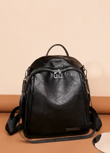 Primer plano de la textura de cuero sintético negro y los detalles de cremallera en la mochila