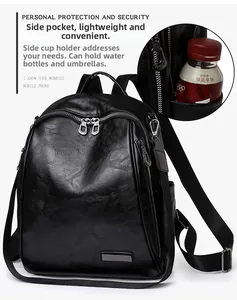 Detalle del bolsillo lateral de la mochila de cuero negro con botella de agua y paraguas