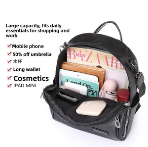 Vista superior del amplio interior para tabletas y artículos en mochila de cuero negro