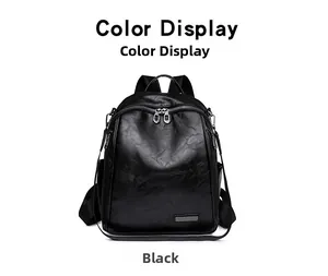 Detalle de la mochila negra de cuero sintético con cremallera doble y bolsillo lateral blanco