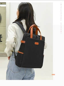 Dettaglio dello zaino porta pc in nylon impermeabile con manici in pelle su modella