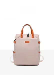 Vista frontale zaino business beige impermeabile con finiture in pelle marrone e zip esterne