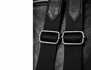 Detalle de las correas de nailon ajustables y hebillas metálicas plateadas en mochila negra