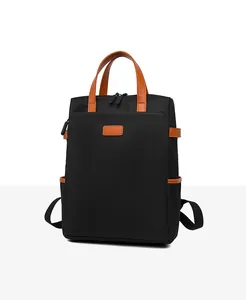 Dettaglio dello zaino porta PC nero impermeabile con eleganti manici in pelle marrone