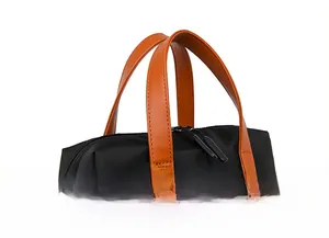 Dettaglio del manico in pelle marrone e doppia cerniera dello zaino porta PC nero impermeabile