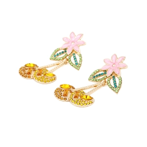 Nahaufnahme der Blumen- und Kirschohrringe mit bunten Strasssteinen und Emaille-Finish