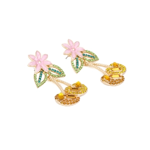 Ohrhänger mit Blumen- und Kirschmotiven, bunten Straßsteinen und rosa Emaille-Überzug