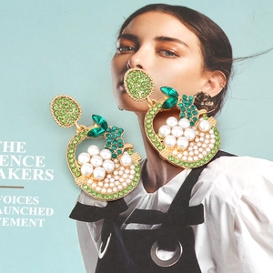 Boucles d'oreilles dorées à la mode avec strass verts et perles en cercle ajouré