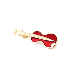 Élégante broche violon dorée avec émail rouge et design détaillé d'instrument de musique