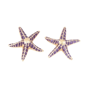 Vue détaillée de boucles d'oreilles étoile de mer en alliage doré et émail violet