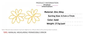 Vue détaillée de grandes boucles d'oreilles fleurs ajourées dorées en alliage de zinc