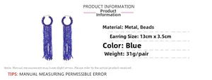Vue détaillée des boucles d'oreilles en perles bleues avec dimensions de 13cm sur 3,5cm