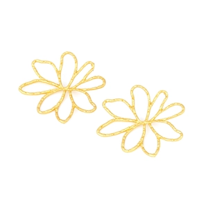 Détail macro de boucles d'oreilles fleur dorée avec pétales ajourés et fini mat