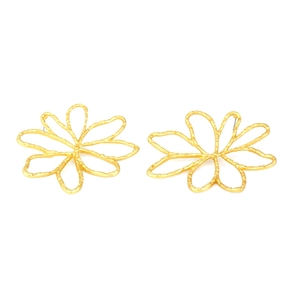 Boucles d'oreilles fleurs ajourées en or mat avec pétales artistiques texturés