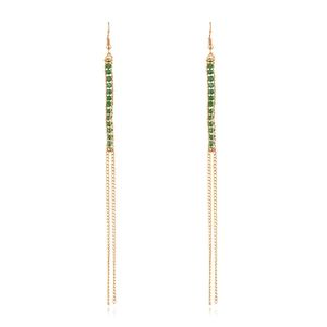 Boucles d'oreilles longues à pompons avec perles vertes et chaînes dorées sur fond blanc