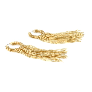Vue détaillée de boucles d'oreilles pendantes à franges en perles dorées faites à la main