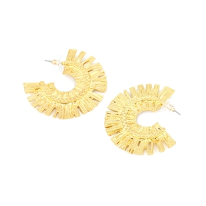 Boucles d'oreilles dorées en forme d'éventail avec détails gravés rayonnants