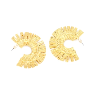 Détail de boucles d'oreilles dorées en C avec métal plissé et bords rayonnants