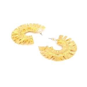 Boucles d'oreilles dorées en éventail demi-cercle avec texture brossée et tige métallique
