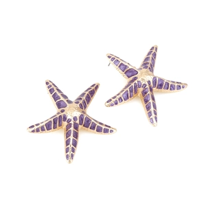 Boucles d'oreilles étoile de mer dorées avec émail violet sur fond blanc