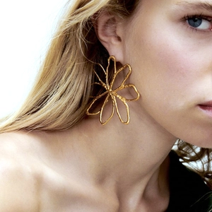 Grandes boucles d'oreilles fleurs ajourées dorées avec pétales en métal à texture artistique