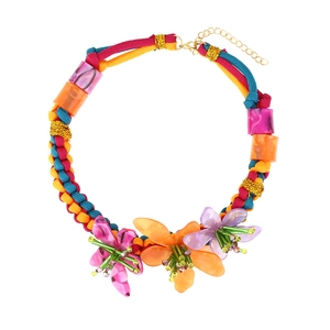 Collier artisanal en perles avec fleurs en résine colorées et corde tressée chic