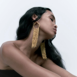 Boucles d'oreilles bohèmes dorées à pampilles avec franges multicouches sur mannequin