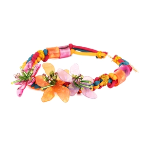 Détail du collier floral tissé main avec fleurs en acrylique et perles colorées