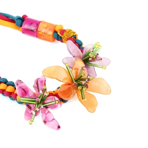 Collier artisanal bohème avec cordon tressé coloré et fleurs en résine rose