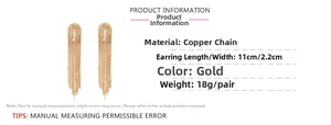 Vue détaillée de boucles d'oreilles dorées à franges, dimensions 11cm par 2,2cm