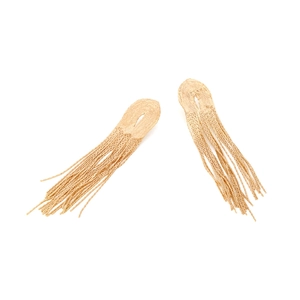 Élégantes boucles d'oreilles à longues franges dorées avec clous tissés sur fond blanc