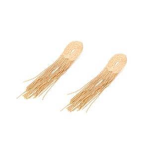 Longues boucles d'oreilles vintage dorées avec franges métalliques sur fond blanc