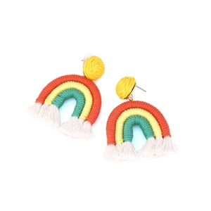 Detalle de aretes de borla arcoíris hechos a mano con cuerdas de algodón de colores