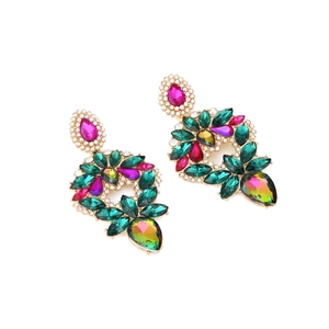 Boucles d'oreilles bohèmes luxueuses avec cristaux multicolores et base en alliage doré