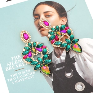 Boucles d'oreilles florales géométriques avec cristaux émeraude et strass roses