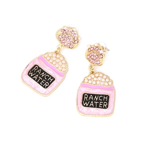 Boucles d'oreilles thé aux perles en émail rose avec perles et strass sur fond blanc