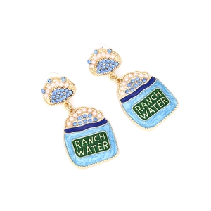 Détails macro des boucles d'oreilles canette bleu ciel émaillé avec cristaux brillants