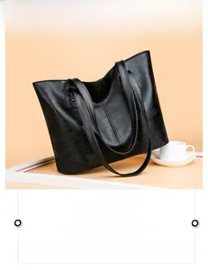 Sac cabas élégant en similicuir noir avec double bandoulière dans un décor de style minimaliste