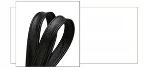 Détail des poignées rondes confortables sur le cabas en cuir noir avec double couture